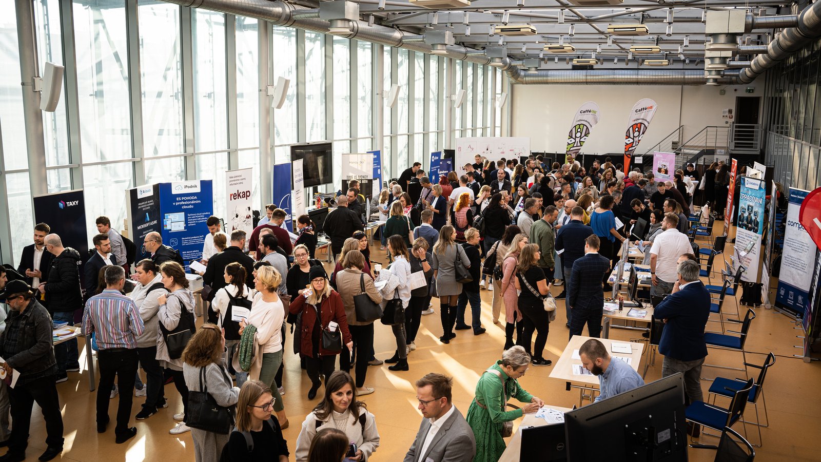 Návštěvníci mezi stánky na veletrhu Automation4Business v Cubex centru Praha