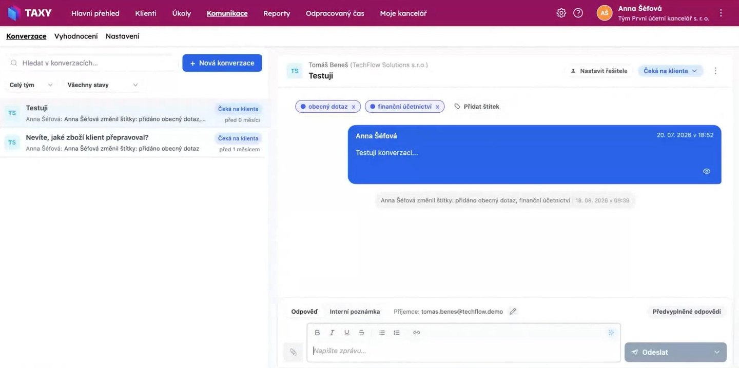 Modul Komunikace se seznamem konverzací, štítky, stavem tiketu a polem pro odpověď